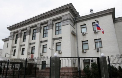 Российское посольство на Украине вновь забросали камнями и йодом