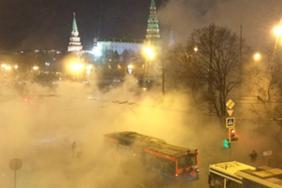 Троллейбус провалился в яму рядом с Кремлем