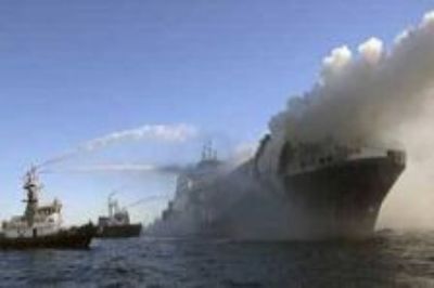 В территориальных водах Туркменистана горит российское судно
