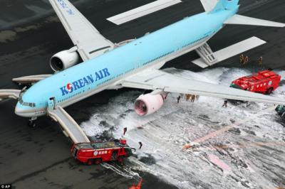 Корейский Боинг 777 воспламенился при взлёте (фото+видео)