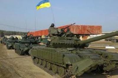 Люди обеспокоены - танки и бронетехника идут к крымской границе