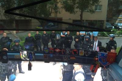Российские болельщики ждут консула в закрытом автобусе - на территории полицейского участка