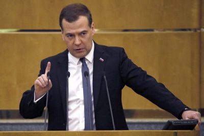 Дмитрий Медведев сожалеет, что санкции, приносящие 100 миллиардов убытка Европе, не отрезвляют ее