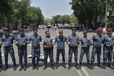 В Ереване группы специального назначения начали операцию по освобождению захваченных полицейских