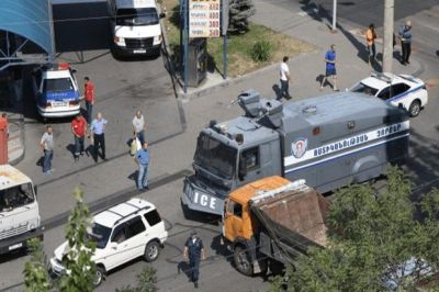 В Ереване группы специального назначения начали операцию по освобождению захваченных полицейских
