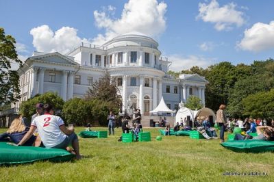 Занимательно и с пользой проводят эти выходные жители Санкт-Петербурга. На Елагином острове