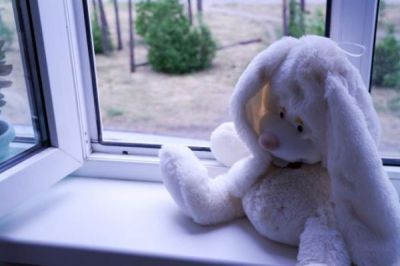 В Екатеринбурге выпавшая из окна восьмого этажа четырехлетняя девочка чудом осталась жива