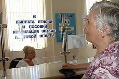 Крым уже российский, признался журналистам первый президент Украины В канун Дня Независимости Президент Украины Петр Порошенко громогласно заявлял, что государственный флаг Украины скоро будет реять над Крымом и в Донецке. С ним, по-видимому, не согласен первый президент страны Леонид Кравчук. В разговоре с журналистами УНН о единой стране Кравчук ясно дал понять, что Крым ушел от Украины. На упрямый вопрос журналистов: «Когда ждать его обратно?» чтобы не сказать «никогда», Кравчук ответил, что «ждать надо будет долго». Он с сожалением констатировал, что с Крымом не успели – он уже находится в сфере влияния Москвы и представляет из себя часть «российской федеральной системы». «Это уже фактически Россия», - говорит Леонид Макарович крамольную фразу. Но Кравчук тут же успокаивает возмутившихся представителей СМИ, что зато Донбасс уже возвращается и это дело чуть ли ни нескольких дней. Кто окажется прав сегодняшний президент или первый президент Украины - решать России.