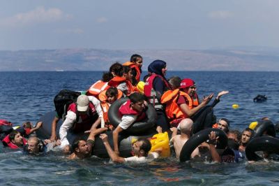 Европа переполнена беженцами - пора их отправлять в Африку, - советуют европейские политики