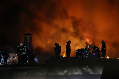 Пожар потушен, из-под обломков извлекли тела восьми пожарных