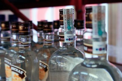 Совет Федерации подготовил поправки к закону, которые, по мнению депутатов, помогут вести успешную борьбу с подделками на рынке алкоголя