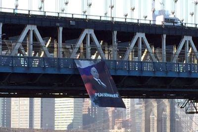 В День рождения российского президента его портрет появился на Манхэттенском мосту в Нью-Йорке