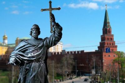Российский народ ставит памятники своим героям. В Москве открыли монумент князю Владимиру
