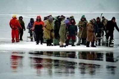 В начале сезона в подледной рыбалке, как всегда, участвуют спасатели