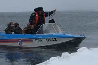 В начале сезона в подледной рыбалке, как всегда, участвуют спасатели