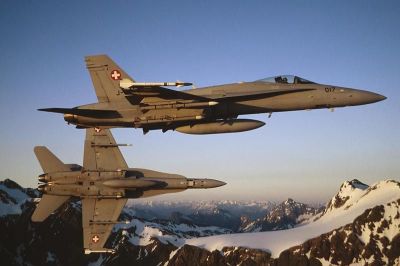 истребители ВВС Швейцарии на опасном расстоянии преследовали гражданский самолет.