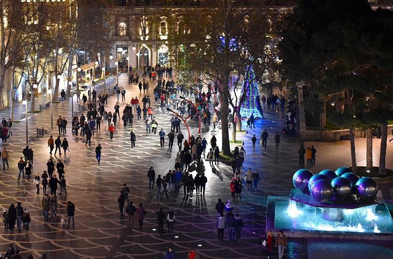 россияне отмечают Новый год в Баку