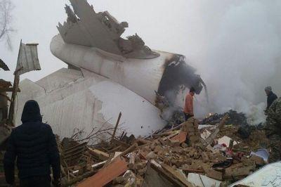 Число жертв, извлеченных из-под обломков упавшего самолета, уже составило 37 человек