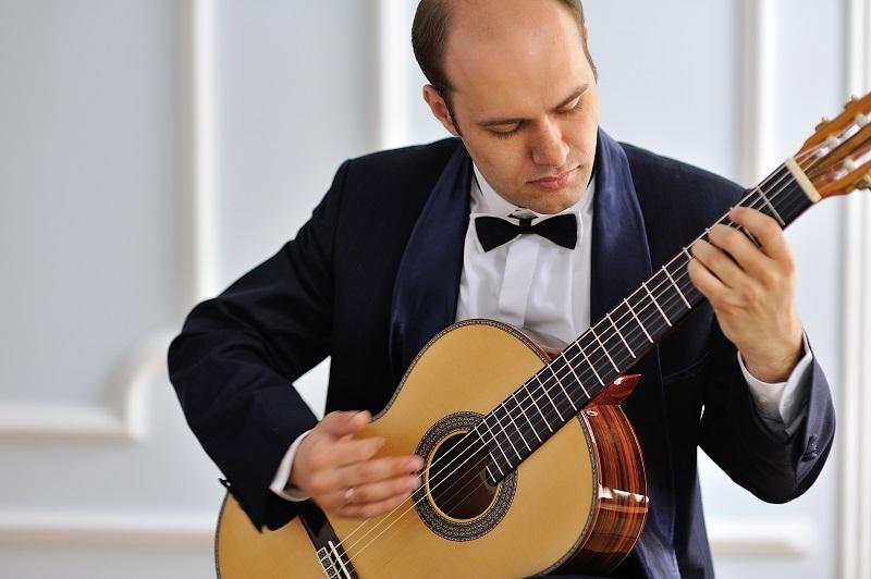 Известный в музыкальных кругах как «азербайджанец, покоривший мир своей гитарой» Ровшан Мамедкулиев