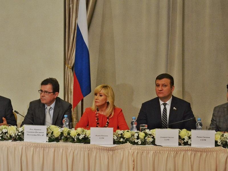 участники конференции, посвященной 25-летнему юбилею установления дипломатических отношений между Россией и Азербайджаном