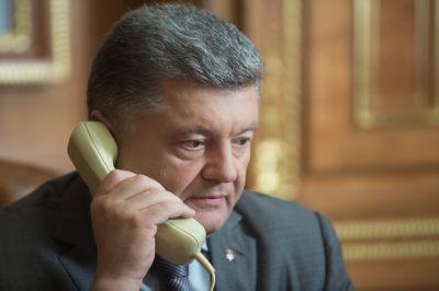 Пресс-секретарь Порошенко добавил, что в ходе разговора стороны обсудили возможность визита президента Украины в Вашингтон.