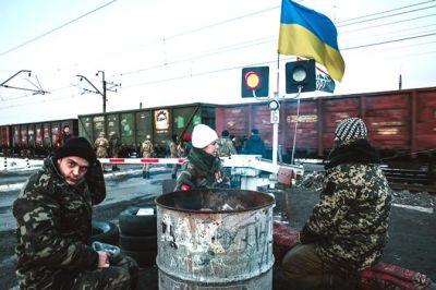 Активисты в Украине возводят баррикады на железной дороге, ведущей в Россию