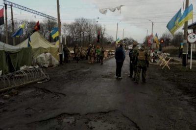 Активисты в Украине возводят баррикады на железной дороге, ведущей в Россию
