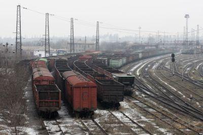 Активисты, заблокировавшие железную дорогу возле Конотопа, успокоили общественность заявлением о том, что они будут останавливать только грузовые составы, идущие из России