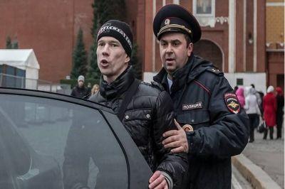 Ильдара Дадина снова увезли в отделение из-за протестов на улице