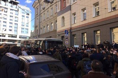 В МВД Москвы сообщают, что на Тверской собралось около 8 тысяч человек в ожидании Навального