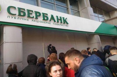 Руководство "Сбербанка" утверждает, что его клиенты от санкций не пострадают