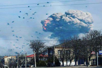 В Балаклее на военных складах снаряды продолжают взрываться, разлетаясь на километры