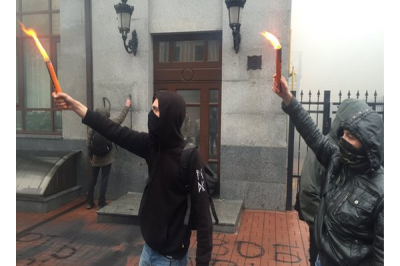 Радикалы в Киеве блокируют здание Россотрудничества, пытаясь сорвать акцию "Тотальный диктант"