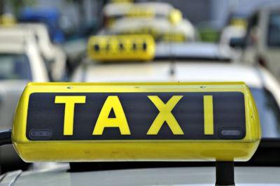 В России такси, пользующиеся мобильным приложением Uber, снизили тарифы