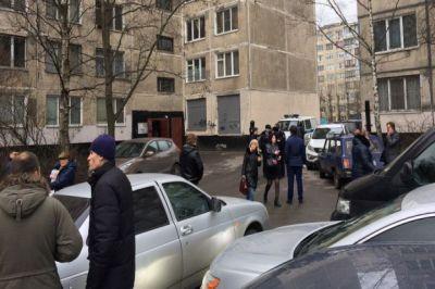 в Санкт-Петербурге в многоэтажке нашли взрывное устройство. Жителей попросили покинуть свои квартиры