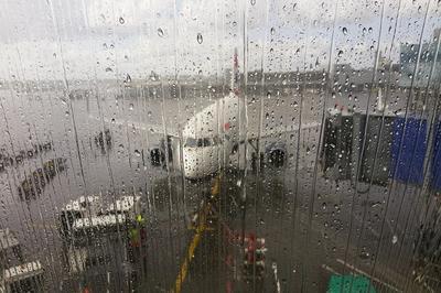 Непогода внесла коррективы в расписание столичных аэропортов