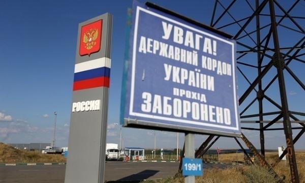 Сегодня в Государственной думе на заседании профильного комитета собираются утвердить дополнения к закону "Об исполнительном производстве". Для россиян эти дополнения интересны тем, что им будет позволен выезд за границу при не оплаченных долгах в 30 000 рублей. На сегодняшний день уровень задолженности, при котором выезд за пределы государства запрещен, составляет 10 000 рублей. Закон будет распространятся на должников ЖКХ, клиентов банковских учреждений и прочих заемщиков. Закон не предусматривает никаких изменений для должников - алименщиков, а также долгов, не выплаченных после решения суда, связанных со здоровьем или смертью человека или нанесенного ущерба. Дополнения к закону содержат в себе не только увеличение суммы задолженности, но и процедуру выполнения данного закона. В том числе изменения в работе приставов. Так пересечь российскую границу задолжавший гражданин сможет через сутки после расчета по долгам и появления уведомления о проделанной операции на информационном портале государственных и муниципальных платежей. Обновленный закон начнет действовать в октябре этого года.