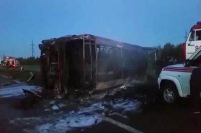 Из двадцати восьми пассажиров загоревшегося автобуса Neoplan выжили 15 человек