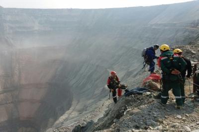 На руднике "Мир" к спасению шахтеров приступили альпинисты