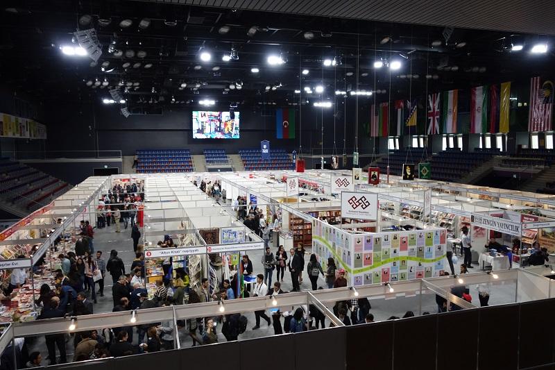 Экспозиция Ассоциации книгоиздателей России вызвала огромный интерес в Баку.