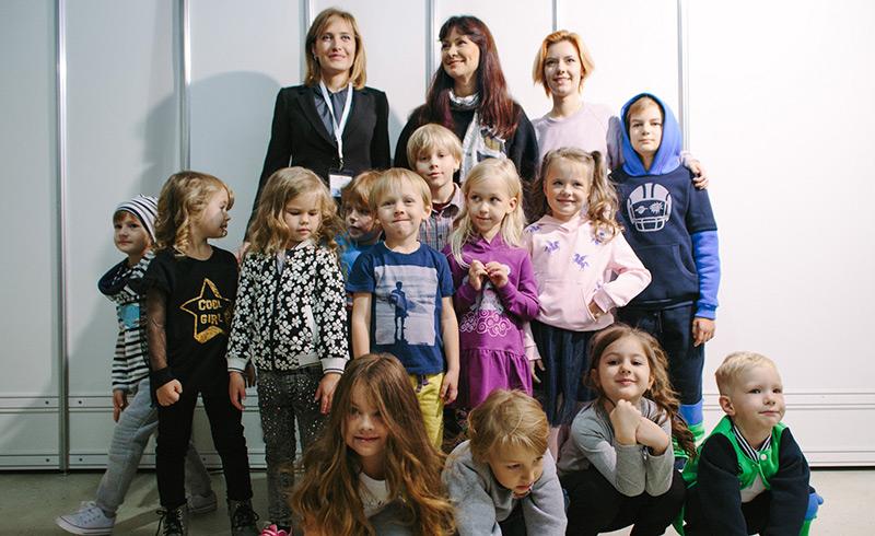 Коллекция смоленской чулочно-трикотажной фабрики, которую представляла известная актриса Нонна Гришаева с сыном Ильей и дочерью Анастасией, вышла под брендом "НАШЕ"