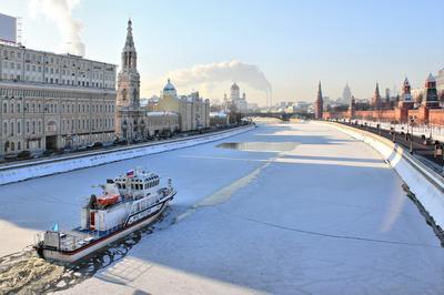 С наступлением морозов прогулки по Москва-реке будут сопровождать ледоколы