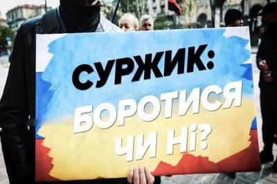 В Киеве обнаружили новый язык, так называемый, "русский украинский". Там посчитали, что Россия не заслуженно присвоила себе русский язык и теперь использует его в целях укрепления самодержавия. Если же Киев объявит русский язык своей культурной собственностью, то этим обезоружит Россию, с ее имперскими амбициями. С таким предложением выступил на страницах «Деловой столицы» украинский культурный деятель Андрей Курков. Он пояснил, что язык уже сам по себедостаточно самостоятельное явление и может существовать и вне российских пределов. В то же самое время Россия пытается повторить опыт Франкофонии, которая в свое время объединила около шестидесяти членов - государств, расположенных в различных частях света, где был распространен французский язык. Украина должна не дать России выполнить эту миссию, объявив русский язык своим историческим достоянием. Деятель украинской культуры считает, что для анализа различий и общего в языках и выделение особенностей «украинского русского» необходимо создать специализированный институт, который будет на передовой борьбы с российским самодержавием.