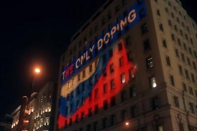 Здание штаб-квартиры WADA в Монреале российские болельщики украсили протестной надписью