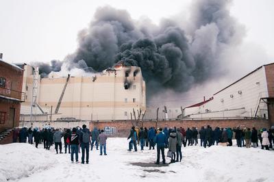 Ребенок, находившийся в коме после прыжка с четвертого этажа горящего торгового центра, пришел в себя. Его уже отключили от аппарата искусственного дыхания, и он даже смог пообщаться с врачами и покушать. Мальчику 11 лет, он пришел в торговый центр вместе с родителями и младшей сестрой. Внезапно начавшийся пожар застал семью врасплох. Не найдя выхода, отец вытолкнул мальчика в оконный проем, сами родители и младший ребенок из здания так и не вышли. У мальчика множество сложных переломов, но врачи говорят, что состояние стабилизировалось. Похоже он не знает, что остался после похода на игровую площадку сиротой. В Интернете есть видео, где мальчик летит вниз головой с высоты.