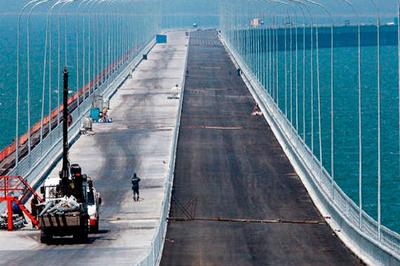 На последних участках Крымского моста начали укладку асфальта