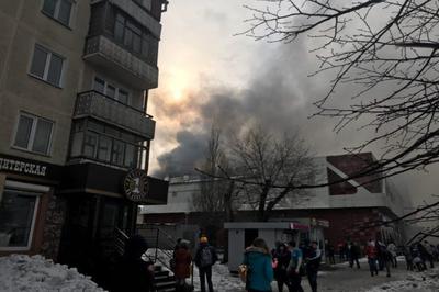 В Кемерово в ТЦ "Зимняя вишня" тушат пожар, который уже унес жизни четырех детей