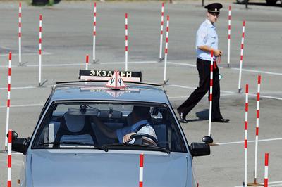 В Госавтоинспекции не видят смысла дважды сдавать один и тот же экзамен по вождению автомобиля для получения водительских прав. В автоинспекции предлагают совместить вождение на площадке с экзаменом по вождению в городской черте. Михаил Черников - глава ГИБДД России считает, что требования к начинающим водителям сегодня довольно серьезные. С первой попытки экзамен сдает лишь 8% претендентов на водительские права. Чтобы не дублировать одни и те же действия и понять, как начинающий шофер будет себя вести в транспортном потоке, лучше инициировать совмещенный экзамен, где частично будет присутствовать площадка. Черников считает, что такой комплексный подход сделает выпускников таких школ более грамотными водителями и сведет до минимума аварийность на дорогах. Это предложение ГИБДД сейчас рассматривают в Министерстве образования и науки РФ. Предположительно, вопрос решится к началу следующего года.