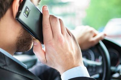 В МВД отмечают, что автомобилисты реже попадаются на разговорах за рулем по мобильнику