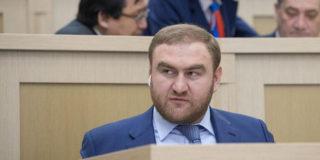 Сенатора Рауфа Арашукова лишили статуса